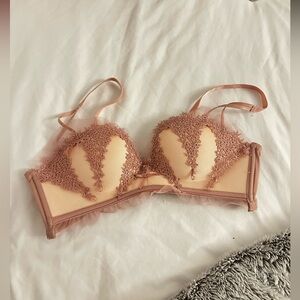 Elegant Lace Trimmed Bra in Peach